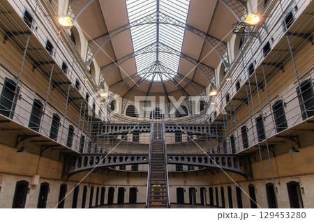 ダブリン キルメイナム刑務所の中央ホール(アイルランド) ダブリン キルメイナム刑務所の中央ホール(アイルランド) 129453280