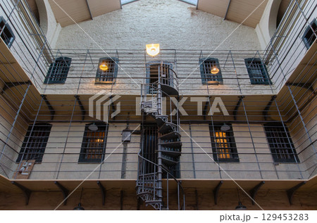 ダブリン　キルメイナム刑務所の螺旋階段（アイルランド） 129453283