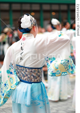 帯屋町で踊るよさこい 129453472