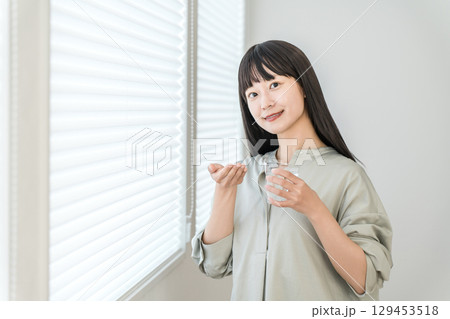 内服薬・サプリ・医薬品を飲む病気の女性・投薬 129453518