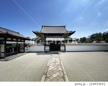 御寺の静かな境内 129453641