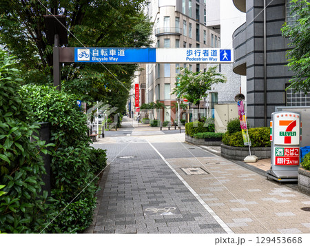 自転車の通行が許可された歩道と通行区分を示す案内表示 129453668