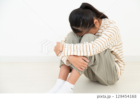 部屋に引き篭もる中学生の女の子 129454168