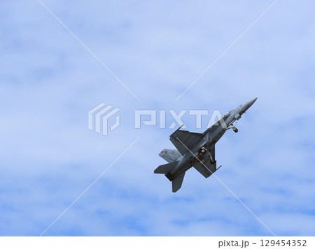 大空を飛ぶ戦闘機 129454352