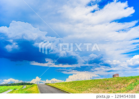 爽やかな夏の青空と江戸川土手 爽やかな夏の青空と江戸川土手 129454388