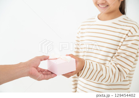 プレゼントを持つ中学生の女の子 129454402