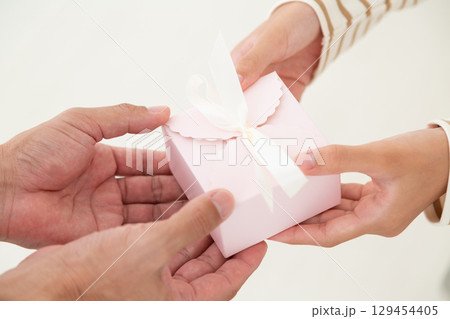 プレゼントを持つ中学生の女の子 129454405