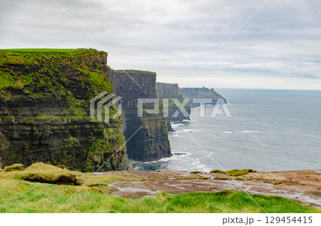 モハーの断崖　大西洋を望む断崖の連なり（アイルランド） 129454415