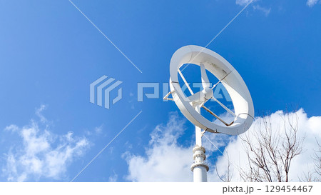 青空と風力発電の風車 青空と風力発電の風車 129454467