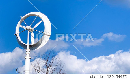 青空と風力発電の風車 129454475
