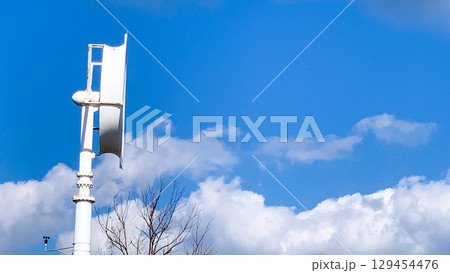 青空と風力発電の風車 129454476