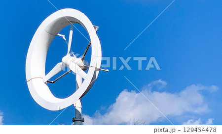 青空と風力発電の風車 青空と風力発電の風車 129454478