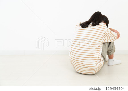 部屋に引き篭もる中学生の女の子 129454504