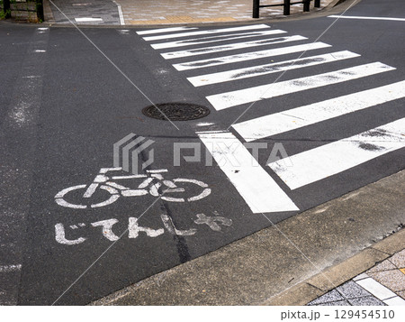 交差点に設置された「自転車通行帯」の路面標示 交差点に設置された「自転車通行帯」の路面標示 129454510