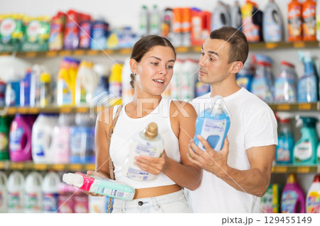Married couple chooses cleaning product in supermarket 129455149