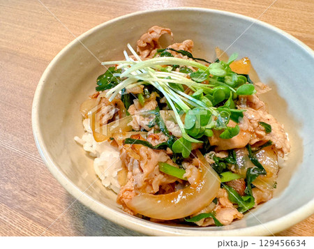 豚丼のカイワレ添え焼肉のタレ風味 豚丼のカイワレ添え焼肉のタレ風味 129456634