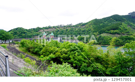 福岡県糟屋郡篠栗町の鳴淵ダム 福岡県糟屋郡篠栗町の鳴淵ダム 129457001