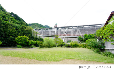 福岡県糟屋郡篠栗町の鳴淵ダム 福岡県糟屋郡篠栗町の鳴淵ダム 129457003