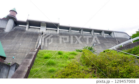 福岡県糟屋郡篠栗町の鳴淵ダム 福岡県糟屋郡篠栗町の鳴淵ダム 129457008