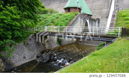 鳴淵ダムの小川や水路 129457086