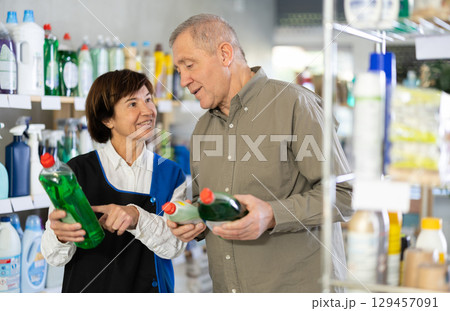 seller gives recommendations about dishwashing detergents seller gives recommendations about dishwashing detergents 129457091