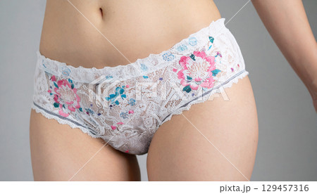 女性のVライン、柄のパンティ姿の女性の下半身 女性のVライン、柄のパンティ姿の女性の下半身 129457316