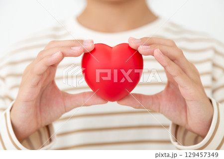 ハートの模型を持つ中学生女子 129457349