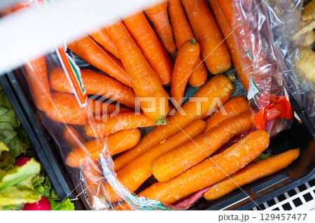 Bunch of juicy carrots in crate Bunch of juicy carrots in crate 129457477