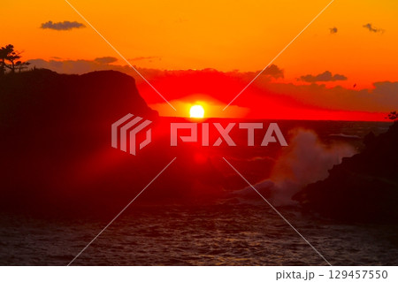 堂ヶ島の向こうに綺麗な夕陽 堂ヶ島の向こうに綺麗な夕陽 129457550
