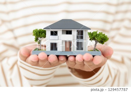 住宅模型を持つ女子中学生の手元 129457787