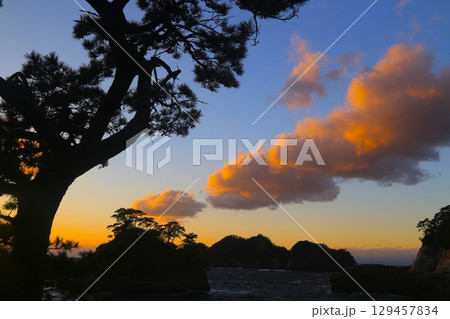 堂ヶ島の向こうに綺麗な夕陽 129457834
