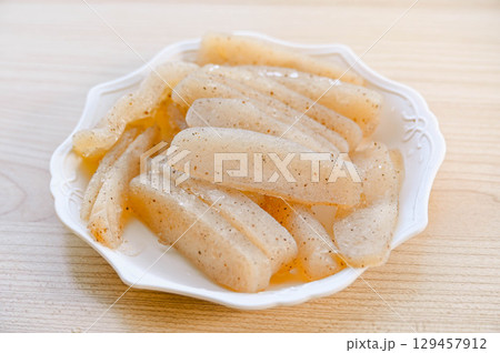 冷凍こんにゃくの薄切り 129457912