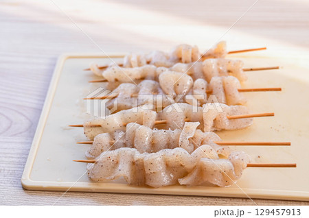串に刺した冷凍こんにゃく 串に刺した冷凍こんにゃく 129457913