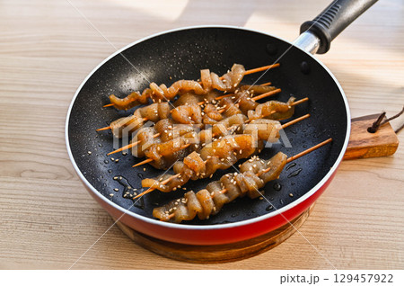 冷凍こんにゃくの焼き鳥風 冷凍こんにゃくの焼き鳥風 129457922