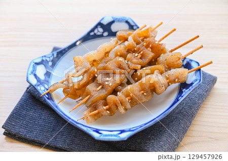 冷凍こんにゃくのやきとり風 129457926