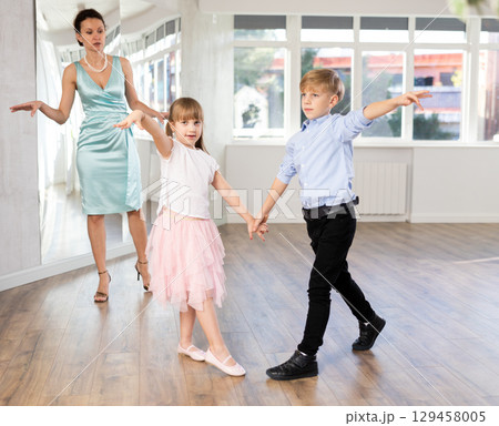 Preteen girl and boy practicing samba in latin dance studio Preteen girl and boy practicing samba in latin dance studio 129458005