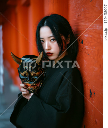 鬼のお面を持った着物を着た女性 鬼のお面を持った着物を着た女性 129458007