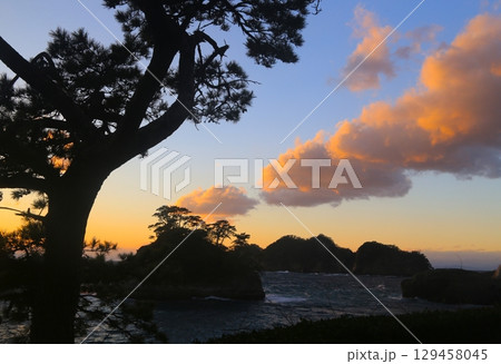 堂ヶ島の向こうに綺麗な夕陽 129458045