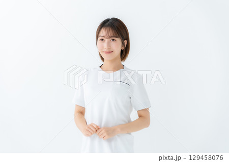 女性　白衣　看護師　医療 129458076