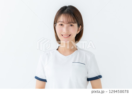 女性　白衣　看護師　医療 129458078