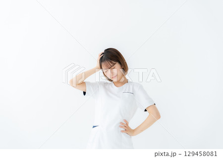 女性　白衣　看護師　医療　悩む 129458081