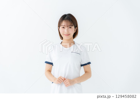 女性　白衣　看護師　医療 129458082