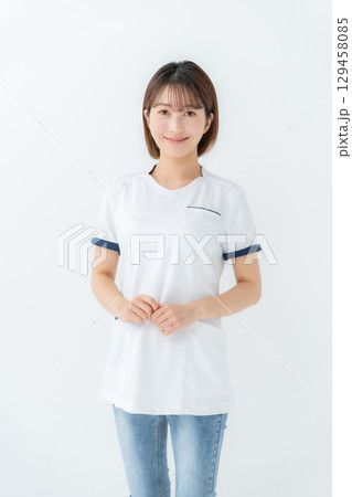 女性　白衣　看護師　医療 129458085