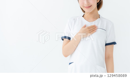 女性　白衣　看護師　医療　手元 129458089
