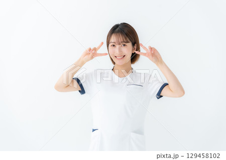 女性 白衣 看護師 医療 ピース 女性 白衣 看護師 医療 ピース 129458102
