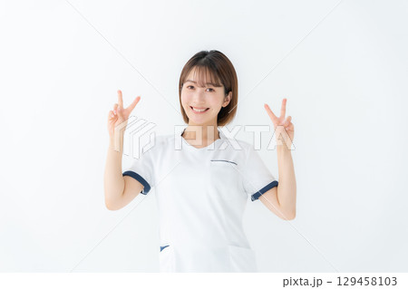 女性　白衣　看護師　医療　ピース 129458103