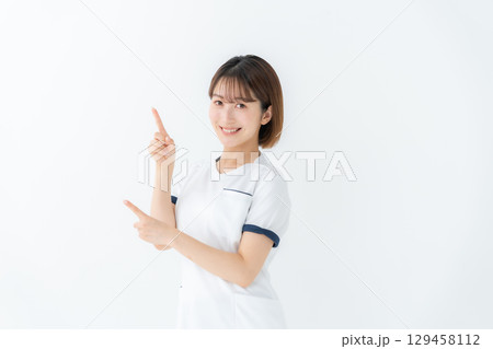 女性　白衣　看護師　医療　指差し 129458112