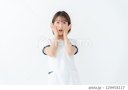女性 白衣 看護師 医療 驚く 女性 白衣 看護師 医療 驚く 129458117