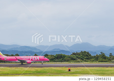 牧之原市の富士山静岡空港の滑走路を走行する飛行機(静岡県) 牧之原市の富士山静岡空港の滑走路を走行する飛行機(静岡県) 129458151