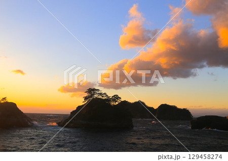 堂ヶ島の向こうに綺麗な夕陽 堂ヶ島の向こうに綺麗な夕陽 129458274
